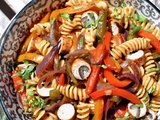Pâtes & poivrons tricolores, façon asiatique avec saucisses au champignons