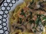 Pâtes aux crevettes, sauce crémeuse aux champignons
